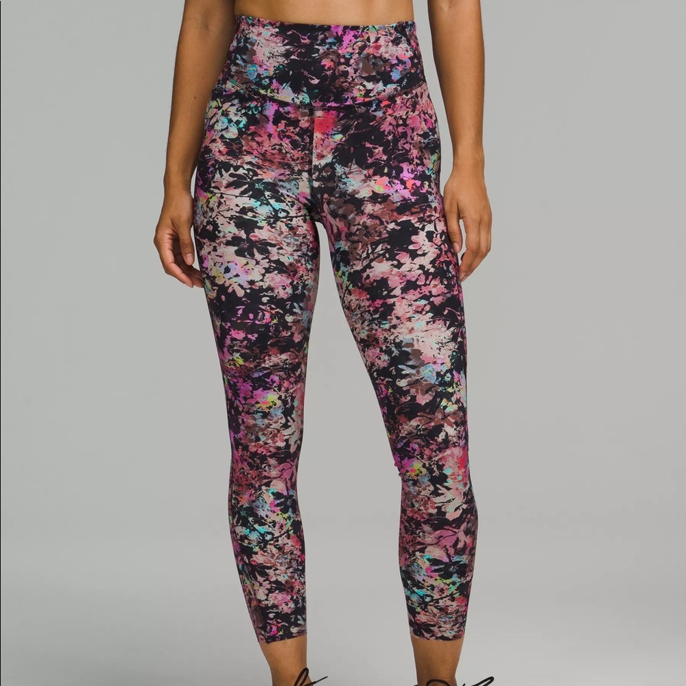 Lululemon Base Pace High-Rise Tight 25”
Stencil Blossom Red Multi size 4